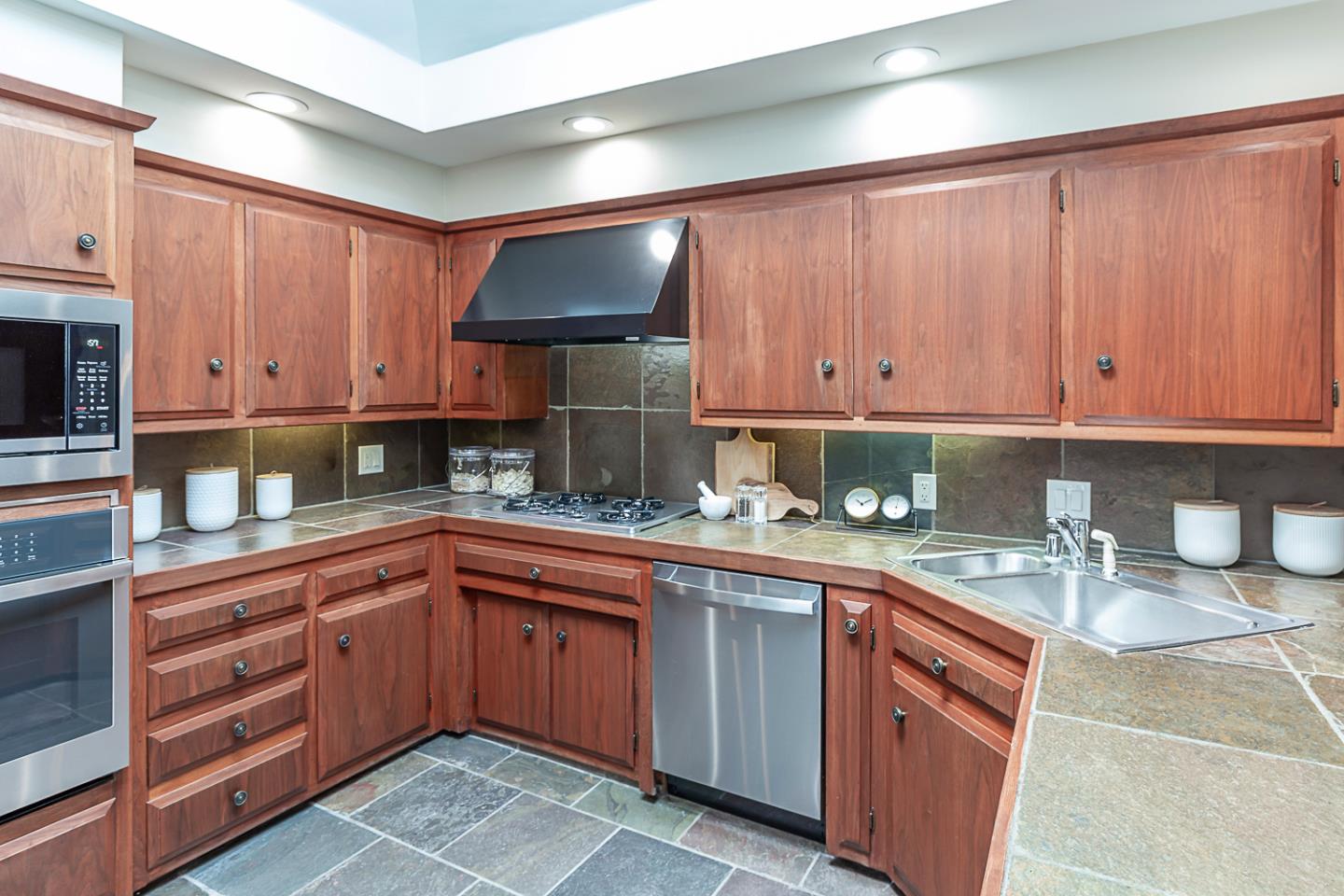 Detail Gallery Image 12 of 42 For 26350 Taaffe Rd, Los Altos Hills,  CA 94022 - 4 Beds | 2/1 Baths