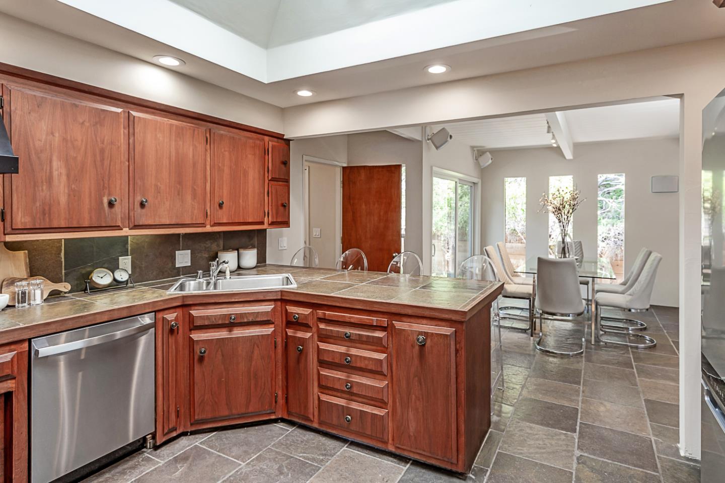Detail Gallery Image 13 of 42 For 26350 Taaffe Rd, Los Altos Hills,  CA 94022 - 4 Beds | 2/1 Baths