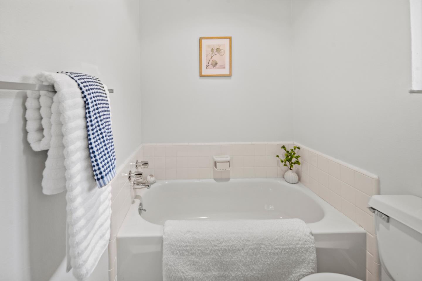 Detail Gallery Image 13 of 17 For 70 Forest Ridge Rd #22,  Monterey,  CA 93940 - 2 Beds | 2/1 Baths