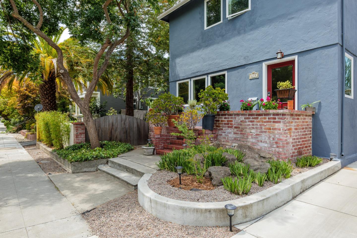 Detail Gallery Image 2 of 29 For 643 Channing Ave, Palo Alto,  CA 94301 - – Beds | – Baths