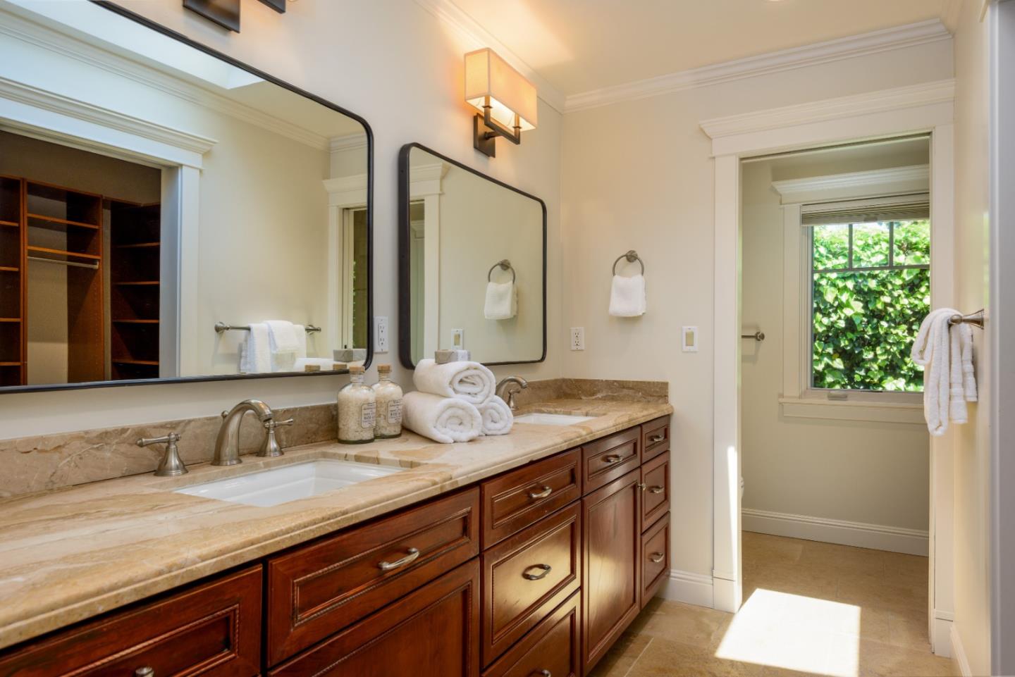 Detail Gallery Image 11 of 20 For 1674 Oak Ave, Menlo Park,  CA 94025 - 4 Beds | 2/1 Baths