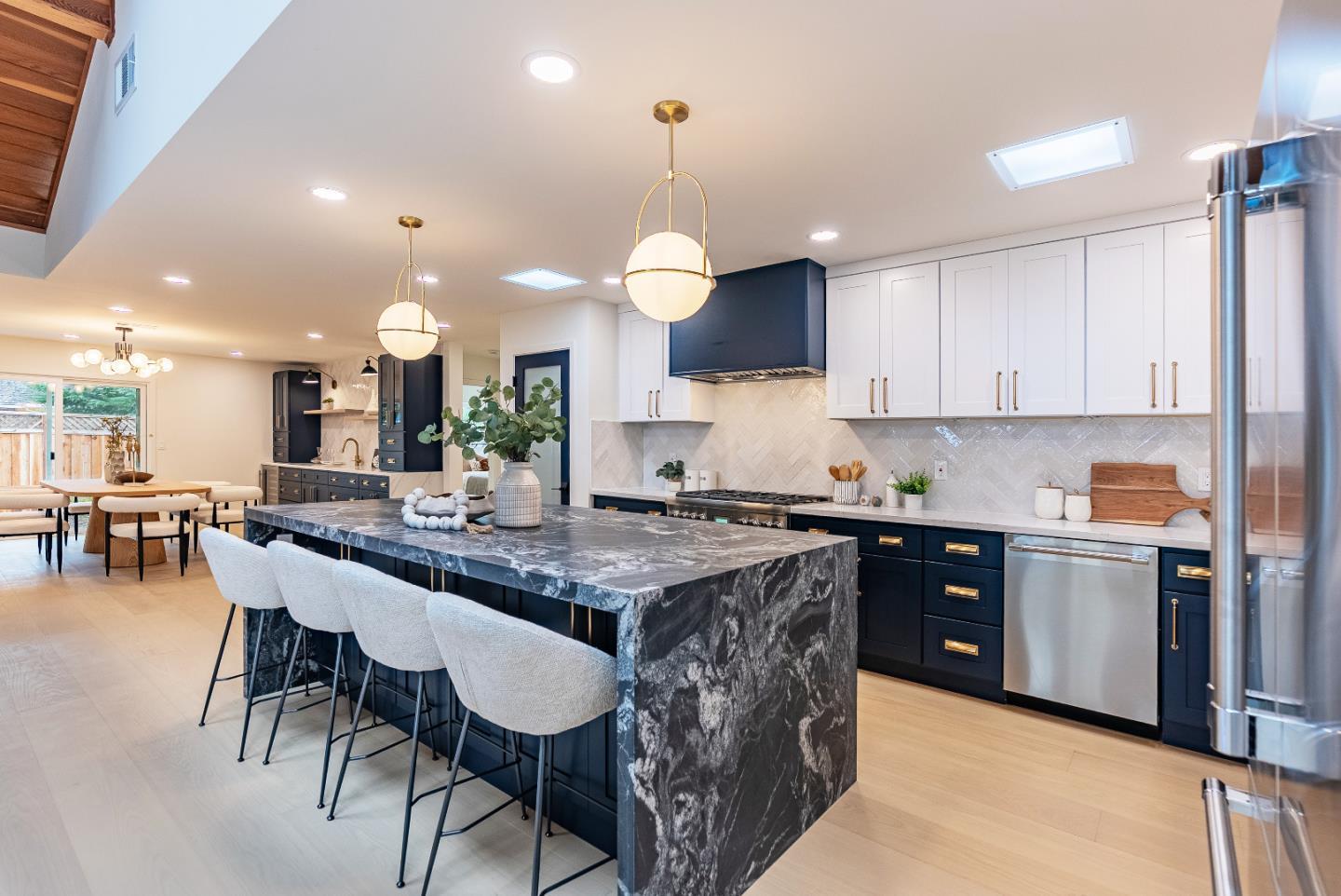 Detail Gallery Image 11 of 58 For 2083 Louise Ln, Los Altos,  CA 94024 - 4 Beds | 3/1 Baths