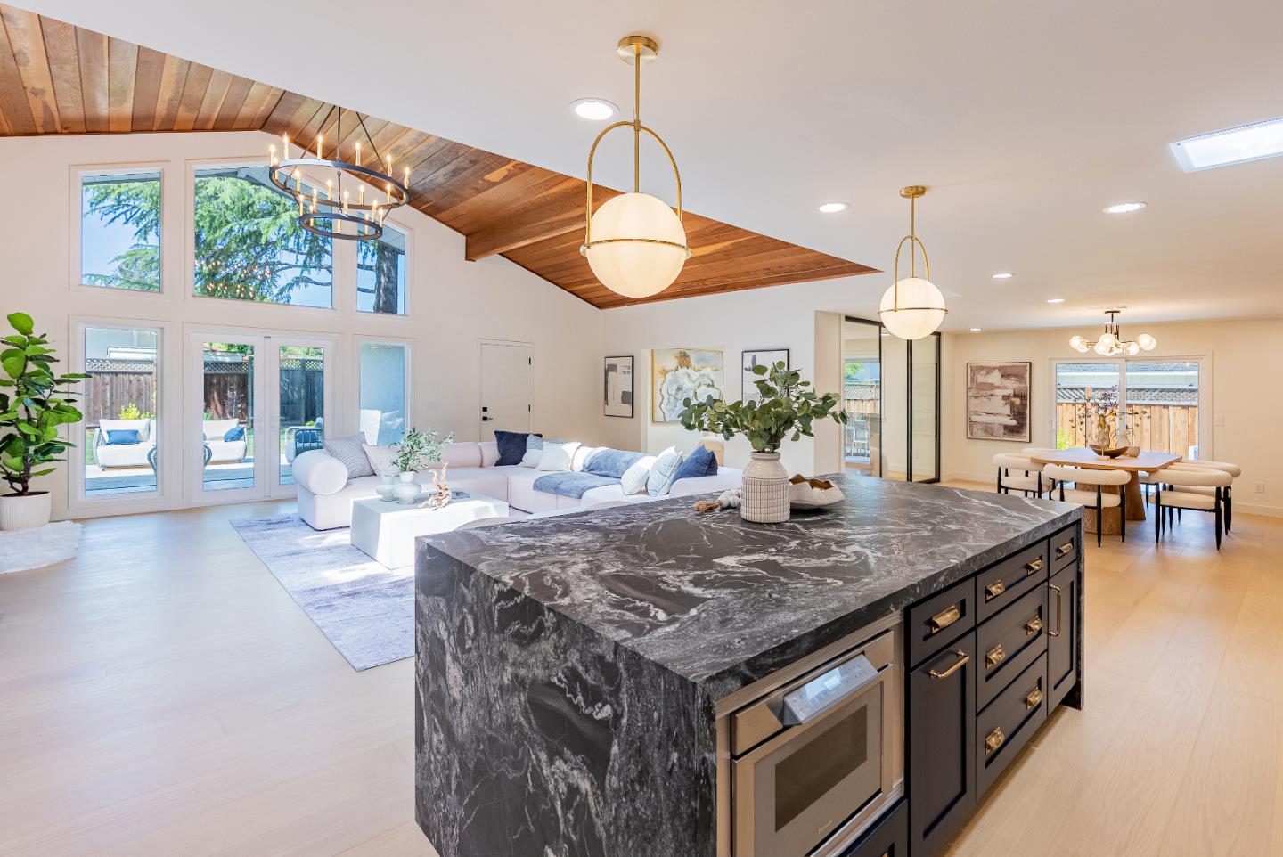 Detail Gallery Image 8 of 58 For 2083 Louise Ln, Los Altos,  CA 94024 - 4 Beds | 3/1 Baths