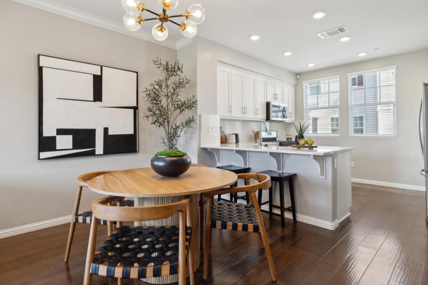 Detail Gallery Image 10 of 31 For 3905 Pyramid Way, Mountain View,  CA 94043 - 2 Beds | 2/1 Baths