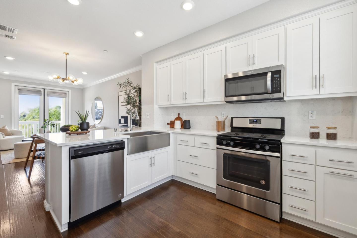 Detail Gallery Image 12 of 31 For 3905 Pyramid Way, Mountain View,  CA 94043 - 2 Beds | 2/1 Baths