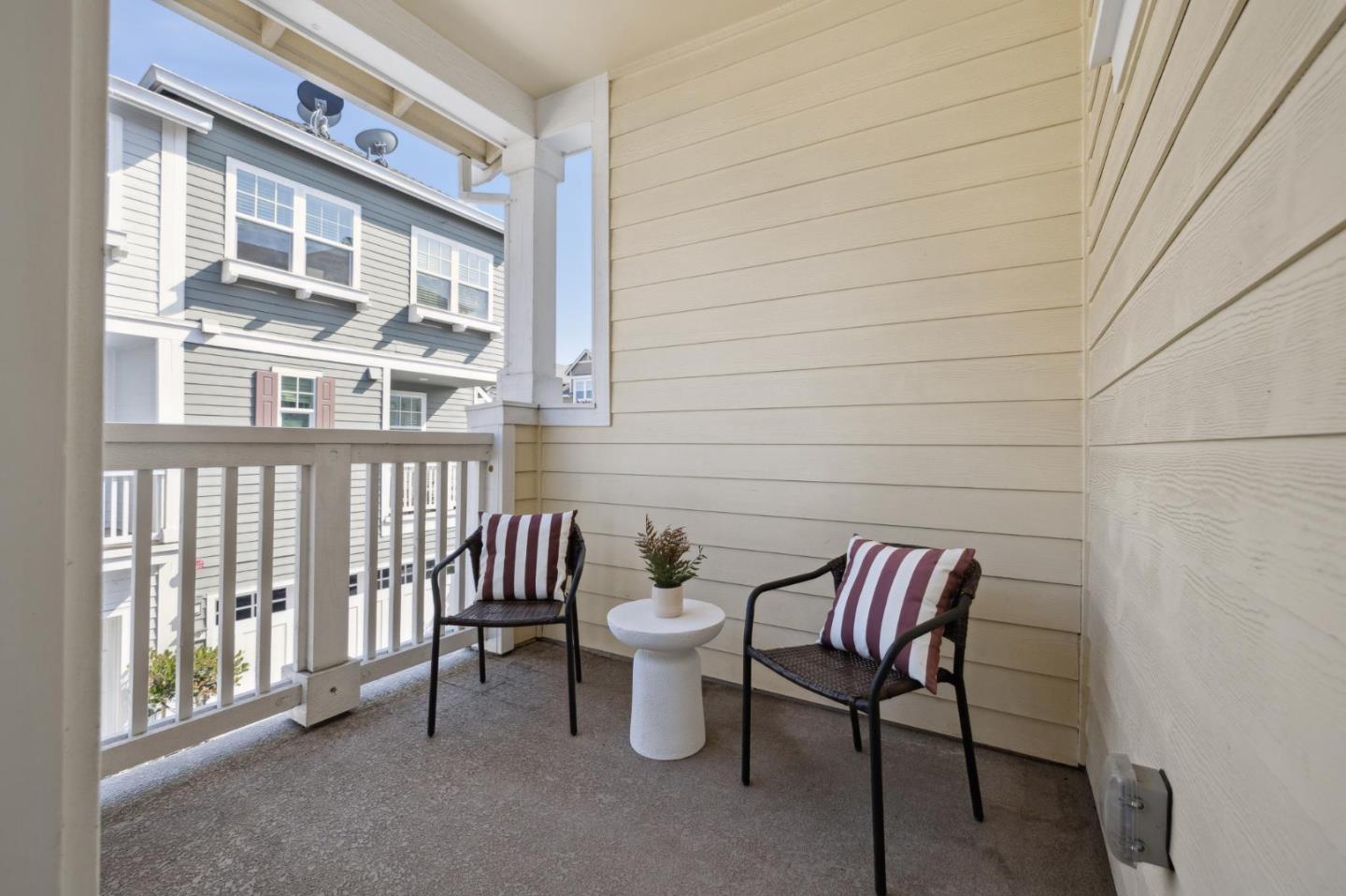 Detail Gallery Image 14 of 31 For 3905 Pyramid Way, Mountain View,  CA 94043 - 2 Beds | 2/1 Baths