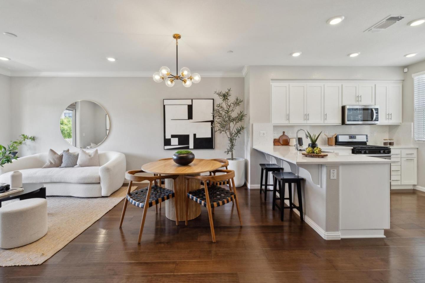 Detail Gallery Image 4 of 31 For 3905 Pyramid Way, Mountain View,  CA 94043 - 2 Beds | 2/1 Baths