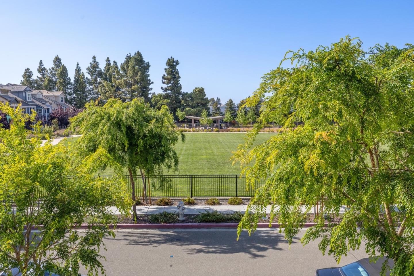 Detail Gallery Image 9 of 31 For 3905 Pyramid Way, Mountain View,  CA 94043 - 2 Beds | 2/1 Baths