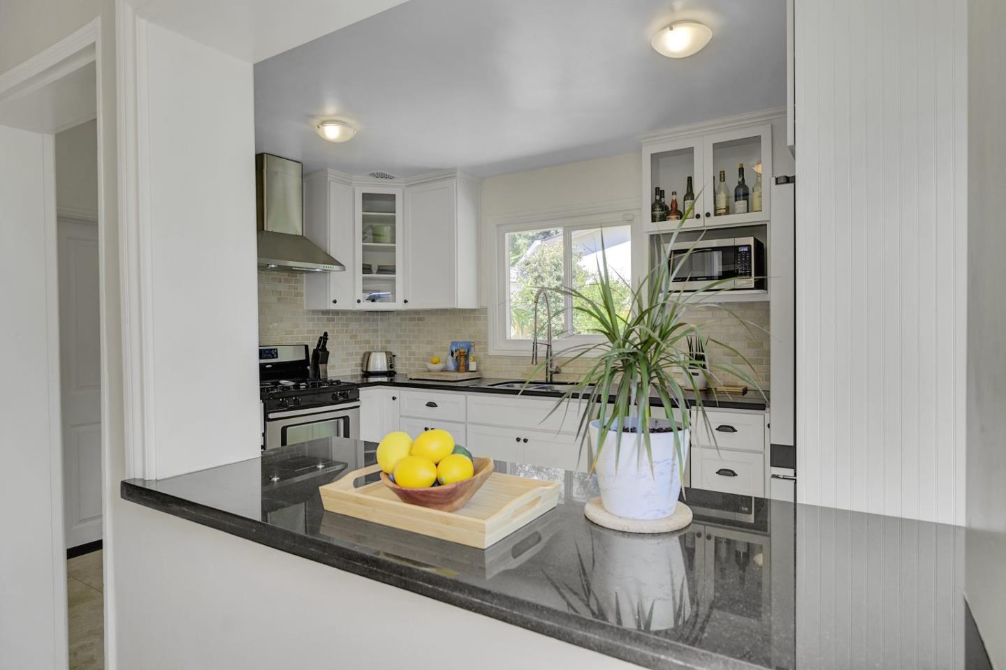 Detail Gallery Image 14 of 43 For 192 Oak Ct, Menlo Park,  CA 94025 - 2 Beds | 1 Baths