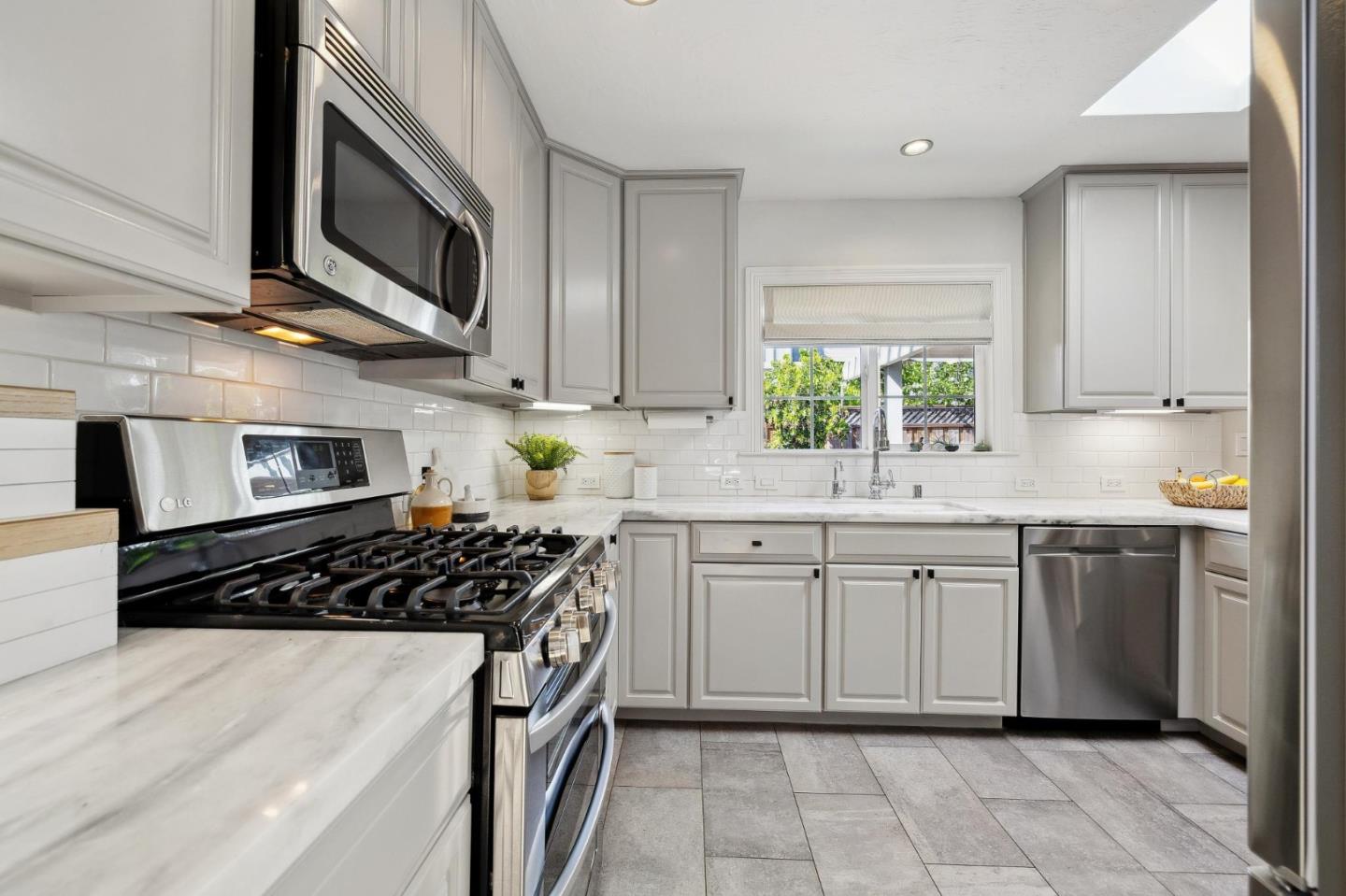 Detail Gallery Image 11 of 56 For 420 Bark Dr, Redwood City,  CA 94065 - 4 Beds | 2/1 Baths