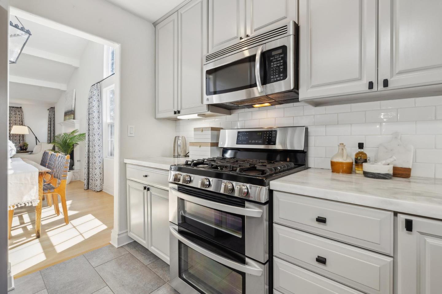 Detail Gallery Image 12 of 56 For 420 Bark Dr, Redwood City,  CA 94065 - 4 Beds | 2/1 Baths