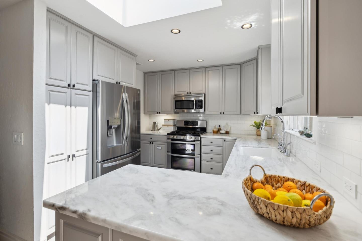 Detail Gallery Image 14 of 56 For 420 Bark Dr, Redwood City,  CA 94065 - 4 Beds | 2/1 Baths