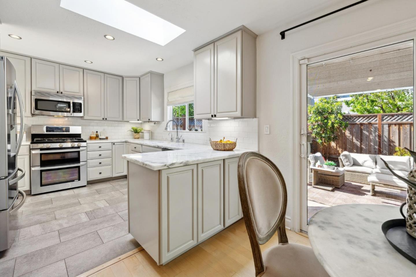 Detail Gallery Image 15 of 56 For 420 Bark Dr, Redwood City,  CA 94065 - 4 Beds | 2/1 Baths