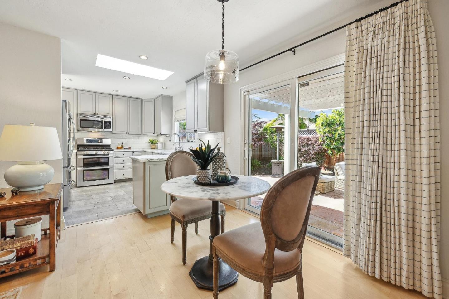 Detail Gallery Image 17 of 56 For 420 Bark Dr, Redwood City,  CA 94065 - 4 Beds | 2/1 Baths