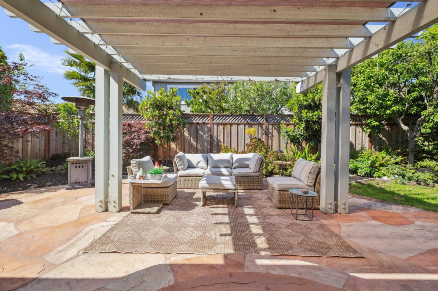 Detail Gallery Image 19 of 56 For 420 Bark Dr, Redwood City,  CA 94065 - 4 Beds | 2/1 Baths