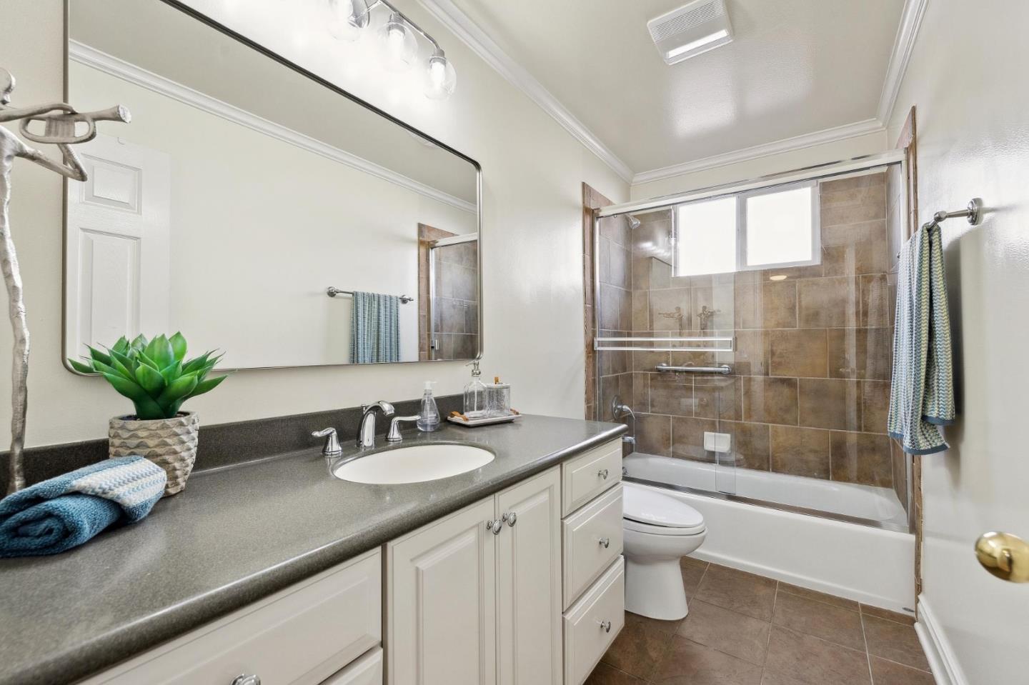 Detail Gallery Image 31 of 56 For 420 Bark Dr, Redwood City,  CA 94065 - 4 Beds | 2/1 Baths
