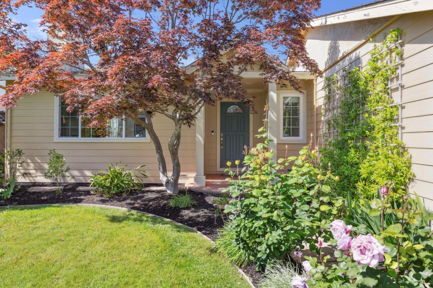 Detail Gallery Image 4 of 56 For 420 Bark Dr, Redwood City,  CA 94065 - 4 Beds | 2/1 Baths