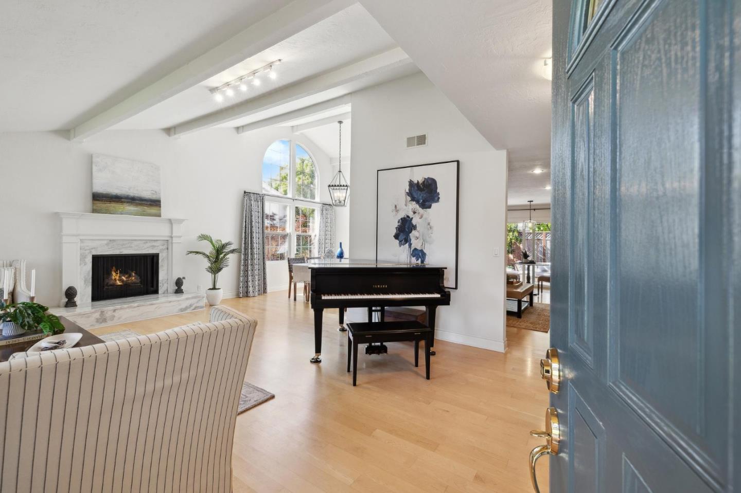 Detail Gallery Image 5 of 56 For 420 Bark Dr, Redwood City,  CA 94065 - 4 Beds | 2/1 Baths