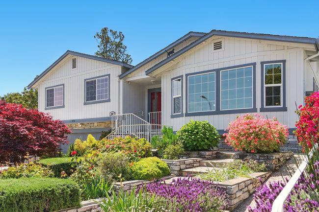 Detail Gallery Image 2 of 44 For 698 Emerald Hill Rd, Redwood City,  CA 94061 - 4 Beds | 3 Baths