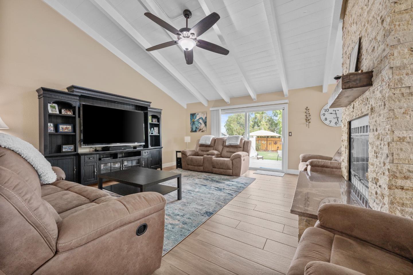 Detail Gallery Image 12 of 64 For 1655 Santa Ana Rd, Hollister,  CA 95023 - 3 Beds | 2/1 Baths