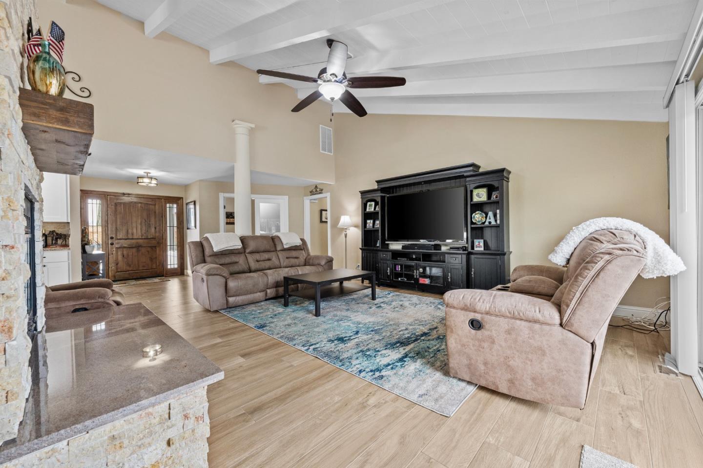 Detail Gallery Image 14 of 64 For 1655 Santa Ana Rd, Hollister,  CA 95023 - 3 Beds | 2/1 Baths