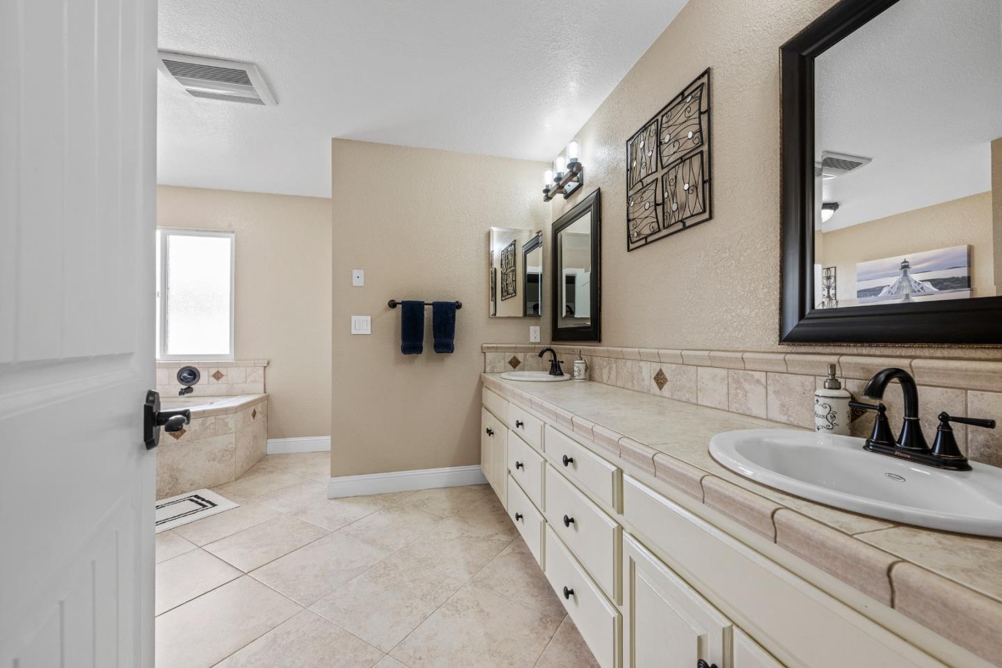 Detail Gallery Image 34 of 64 For 1655 Santa Ana Rd, Hollister,  CA 95023 - 3 Beds | 2/1 Baths