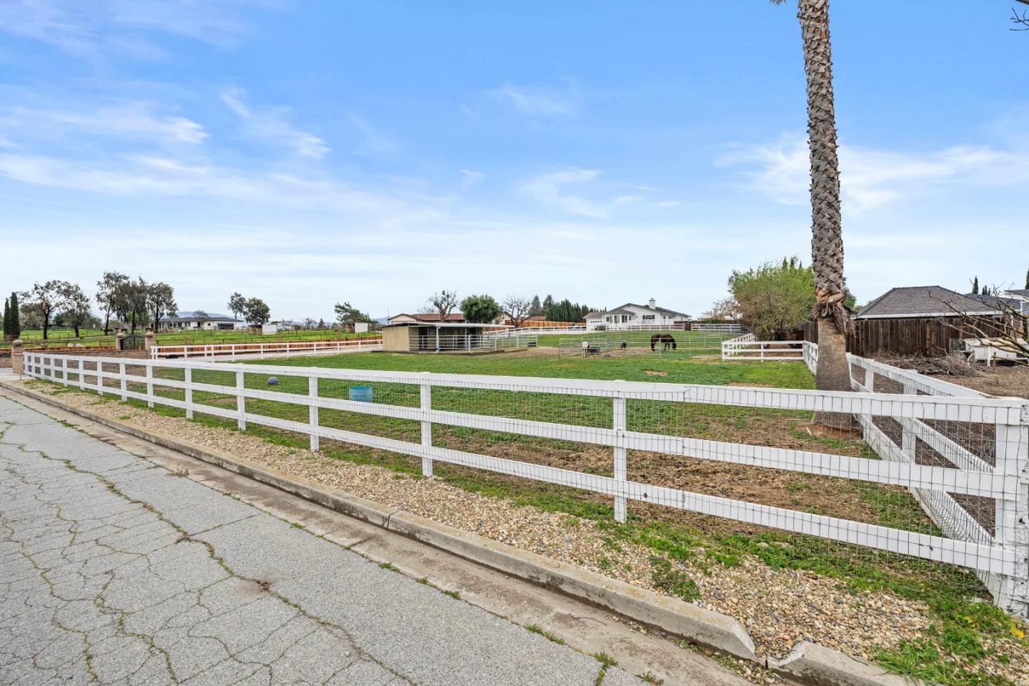 Detail Gallery Image 4 of 64 For 1655 Santa Ana Rd, Hollister,  CA 95023 - 3 Beds | 2/1 Baths