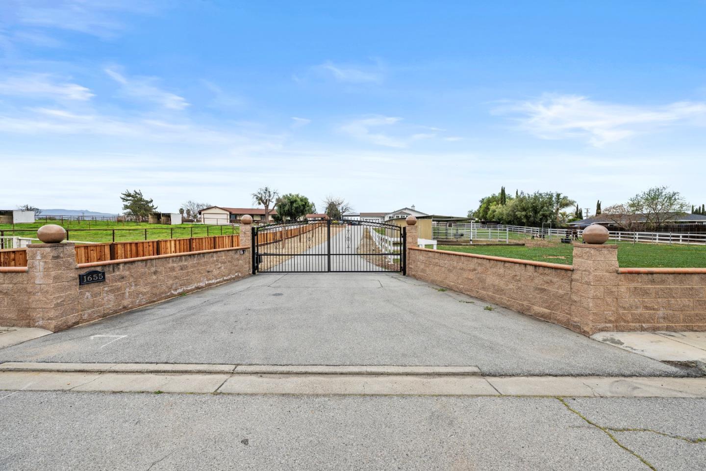 Detail Gallery Image 6 of 64 For 1655 Santa Ana Rd, Hollister,  CA 95023 - 3 Beds | 2/1 Baths