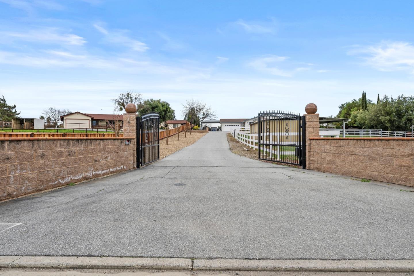 Detail Gallery Image 7 of 64 For 1655 Santa Ana Rd, Hollister,  CA 95023 - 3 Beds | 2/1 Baths