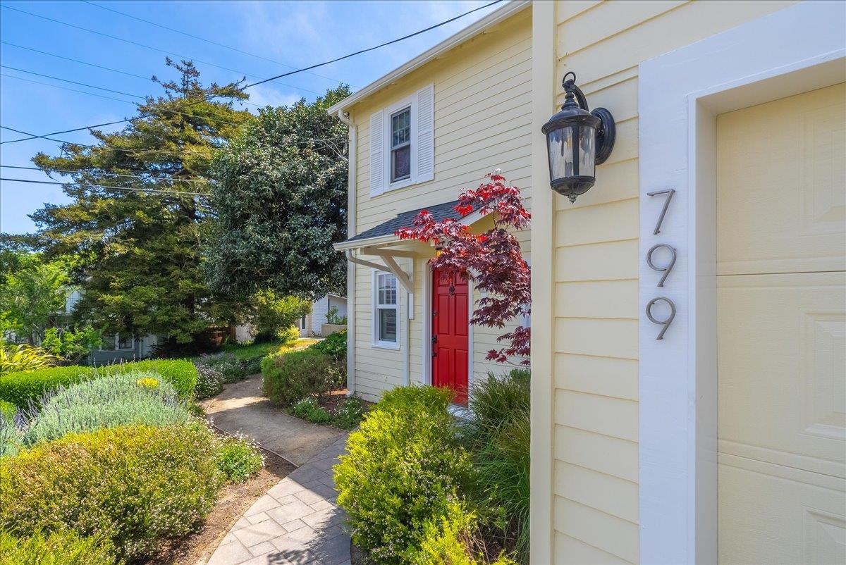 Detail Gallery Image 3 of 38 For 799 Grace St, Monterey,  CA 93940 - 3 Beds | 1 Baths