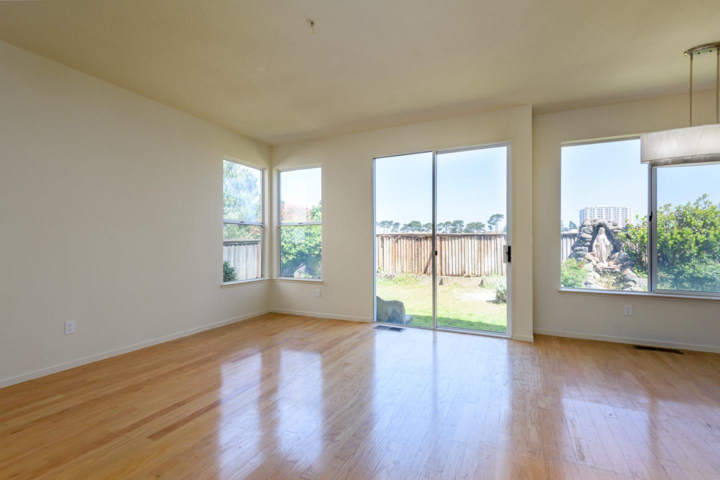Detail Gallery Image 5 of 26 For 82 Belhaven Court, Daly City,  CA 94015 - 6 Beds | 3 Baths