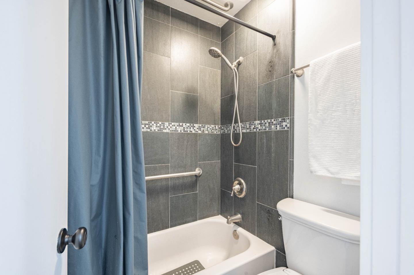 Detail Gallery Image 21 of 36 For 1105 Golden Oaks Ln, Monterey,  CA 93940 - 2 Beds | 2 Baths