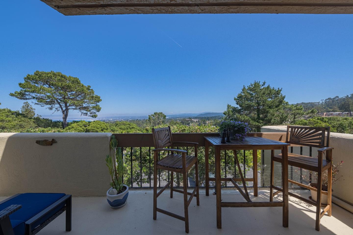 Detail Gallery Image 4 of 36 For 1105 Golden Oaks Ln, Monterey,  CA 93940 - 2 Beds | 2 Baths
