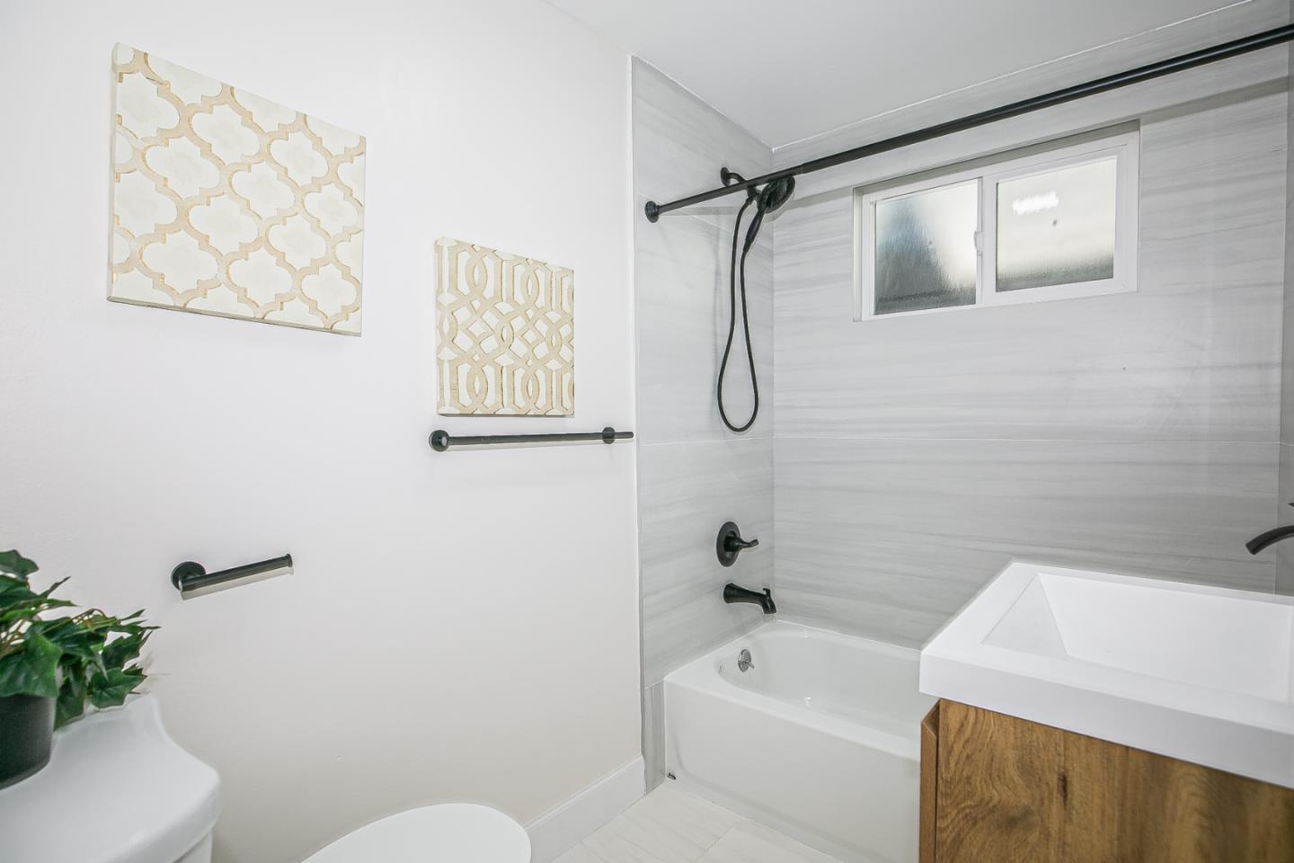 Detail Gallery Image 13 of 32 For 5796 Arapaho Dr, San Jose,  CA 95123 - 4 Beds | 2/1 Baths