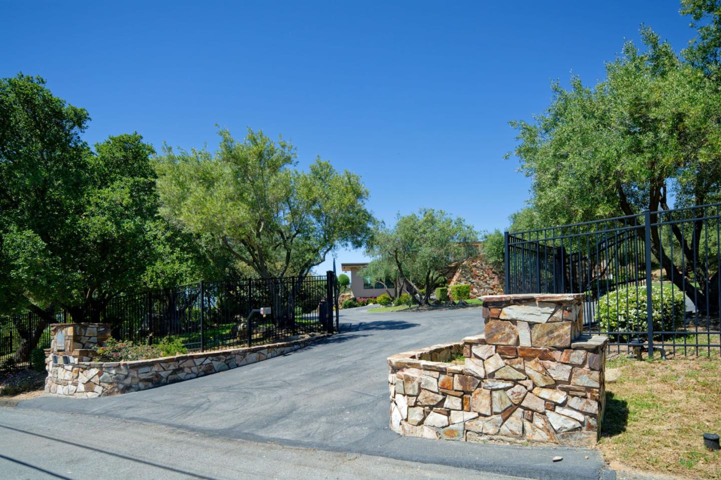 Detail Gallery Image 4 of 95 For 20753 Scenic Vista Dr, San Jose,  CA 95120 - 5 Beds | 4/1 Baths