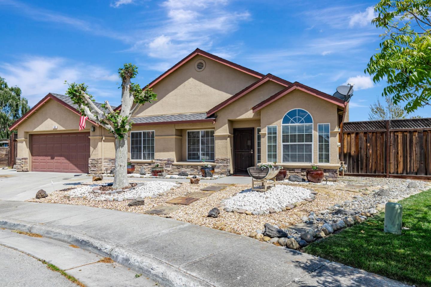 Detail Gallery Image 1 of 21 For 161 Amber Ct, Hollister,  CA 95023 - 3 Beds | 2 Baths