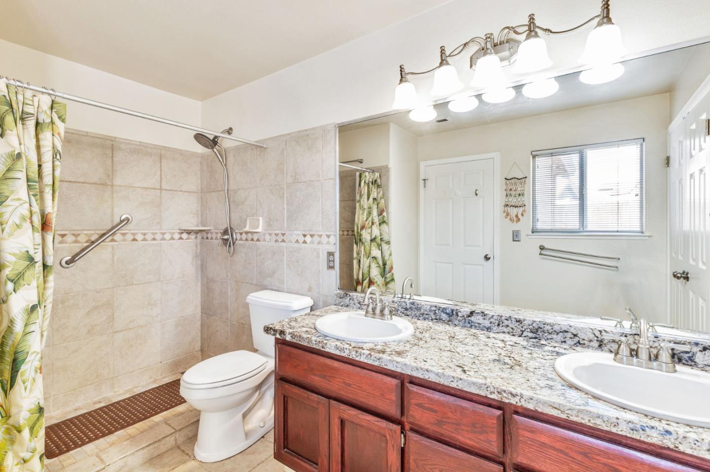 Detail Gallery Image 11 of 21 For 161 Amber Ct, Hollister,  CA 95023 - 3 Beds | 2 Baths