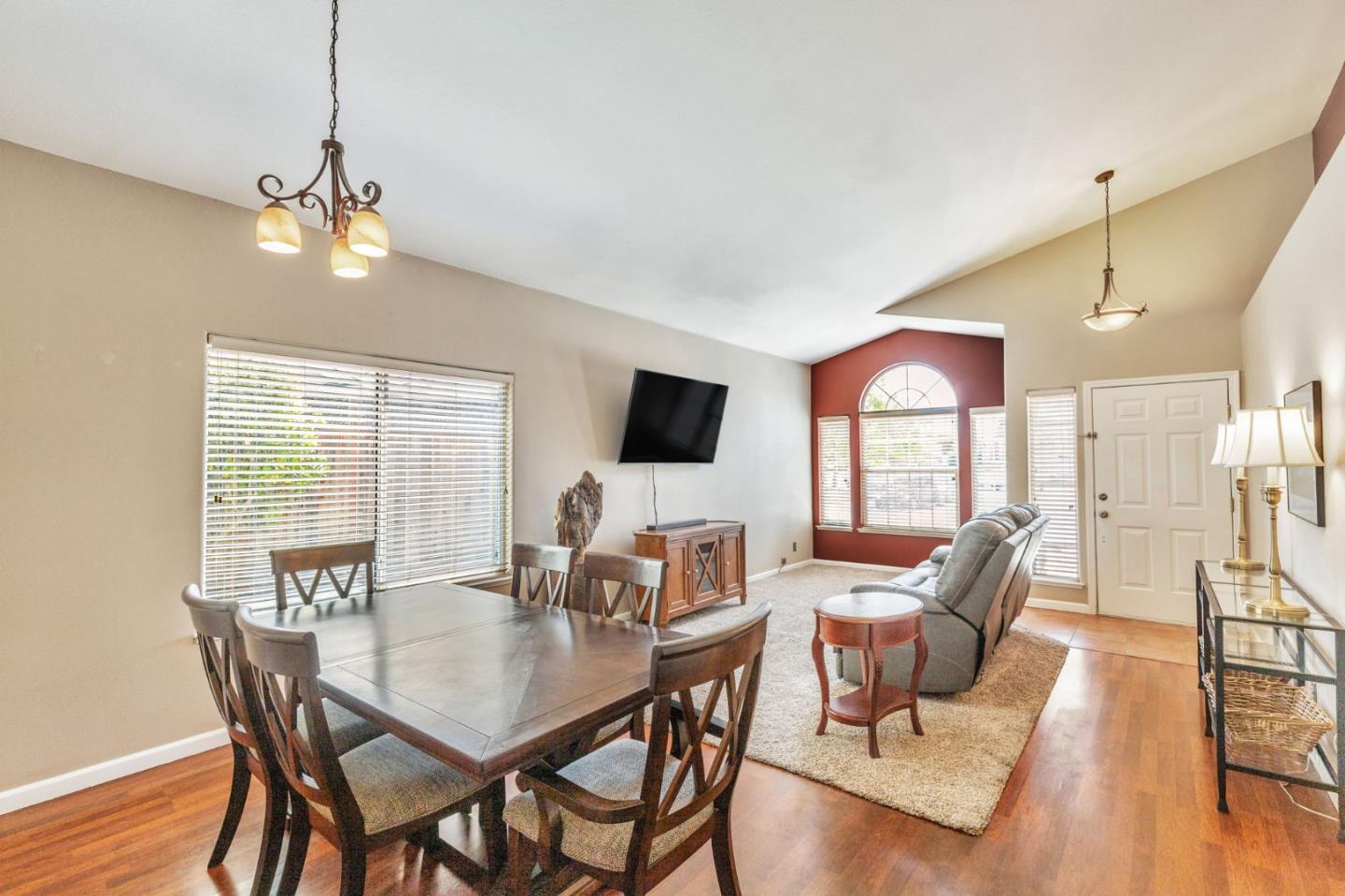 Detail Gallery Image 2 of 21 For 161 Amber Ct, Hollister,  CA 95023 - 3 Beds | 2 Baths