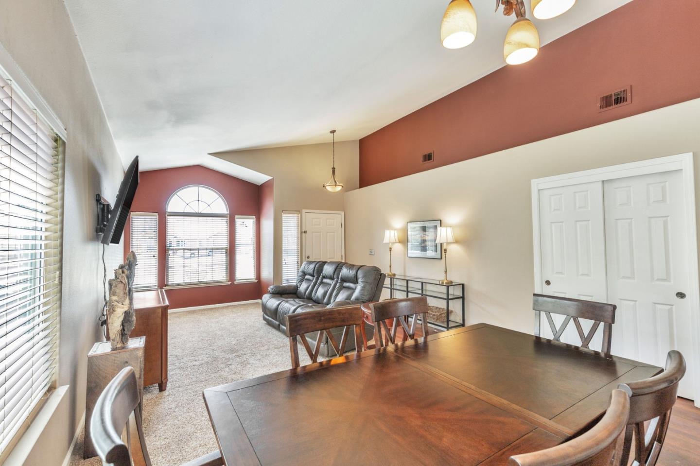 Detail Gallery Image 3 of 21 For 161 Amber Ct, Hollister,  CA 95023 - 3 Beds | 2 Baths