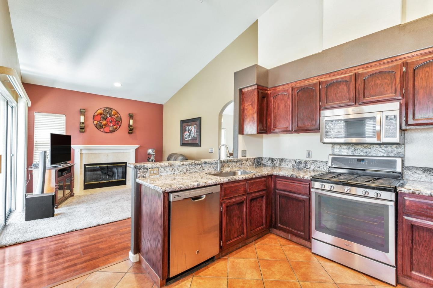 Detail Gallery Image 5 of 21 For 161 Amber Ct, Hollister,  CA 95023 - 3 Beds | 2 Baths