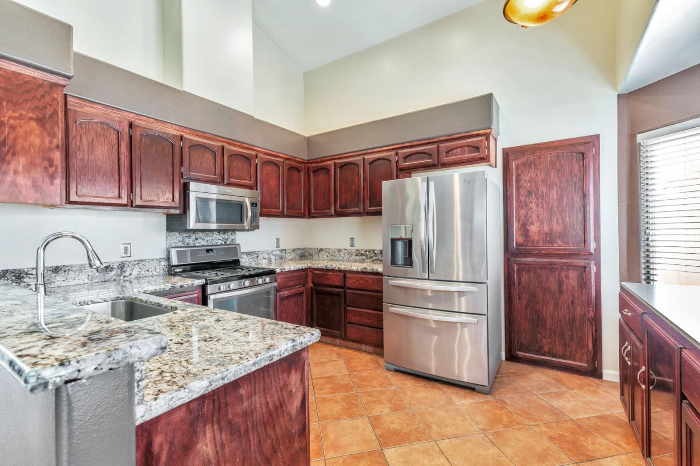 Detail Gallery Image 6 of 21 For 161 Amber Ct, Hollister,  CA 95023 - 3 Beds | 2 Baths