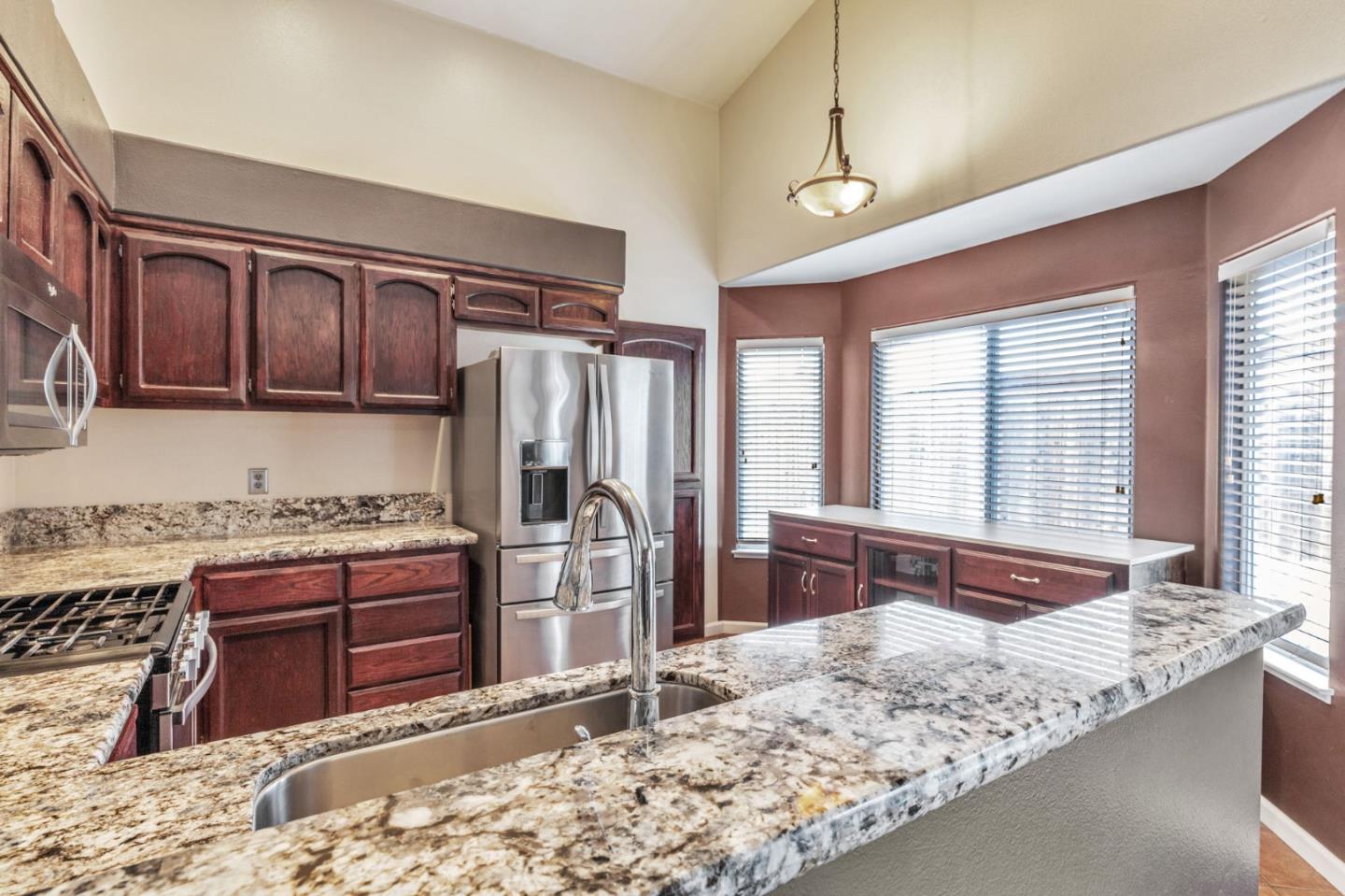 Detail Gallery Image 7 of 21 For 161 Amber Ct, Hollister,  CA 95023 - 3 Beds | 2 Baths