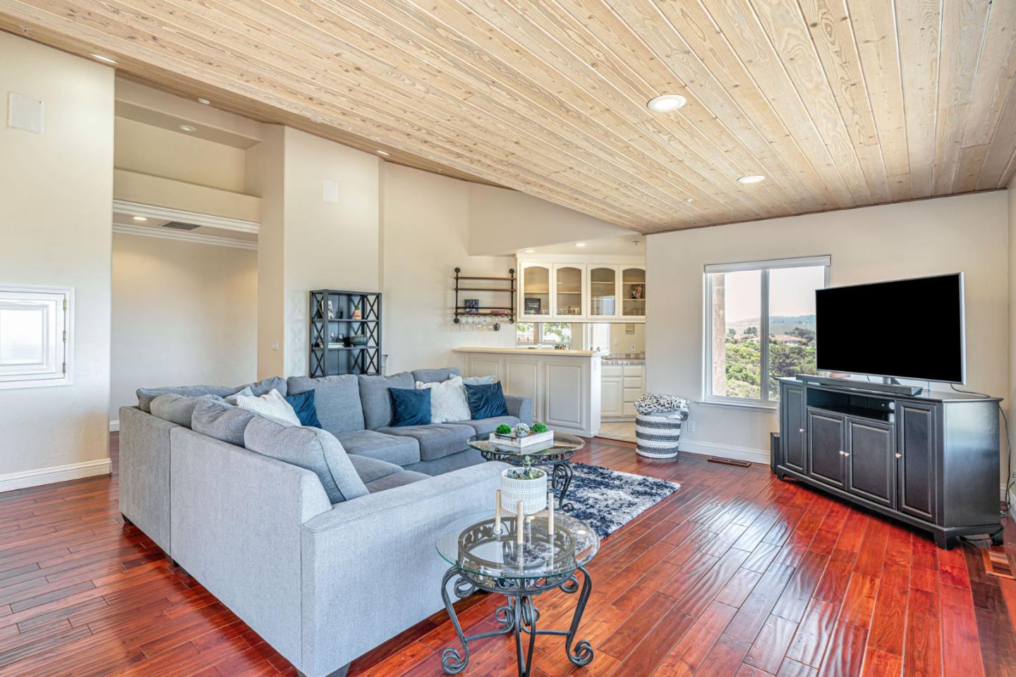 Detail Gallery Image 12 of 67 For 25061 Hidden Mesa Ct, Monterey,  CA 93940 - 4 Beds | 3/1 Baths