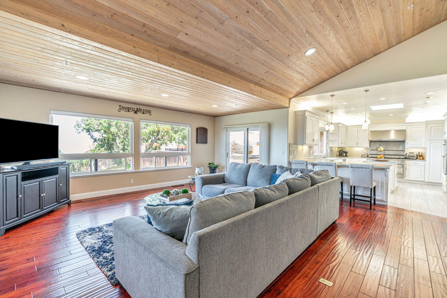 Detail Gallery Image 14 of 67 For 25061 Hidden Mesa Ct, Monterey,  CA 93940 - 4 Beds | 3/1 Baths