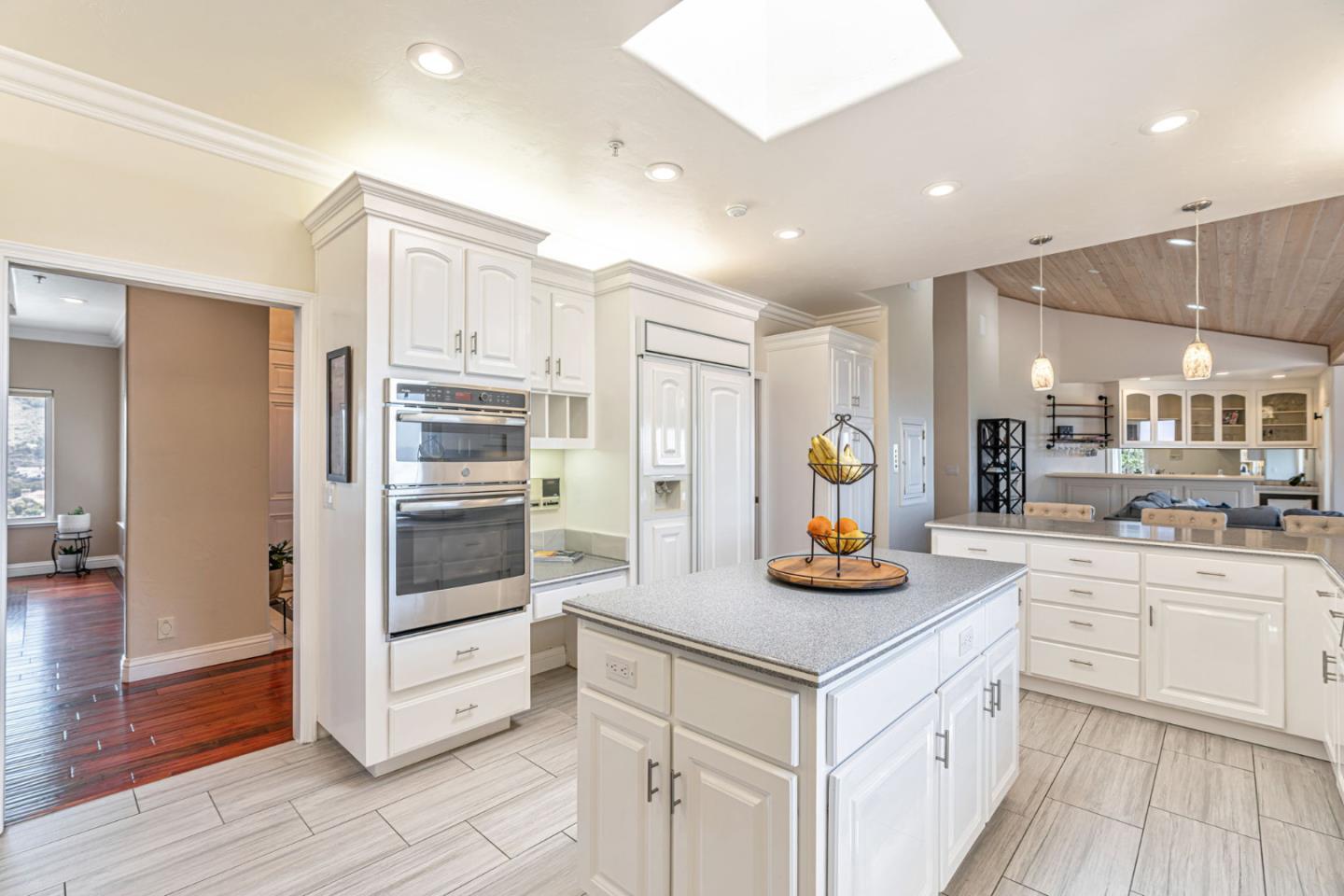 Detail Gallery Image 18 of 67 For 25061 Hidden Mesa Ct, Monterey,  CA 93940 - 4 Beds | 3/1 Baths