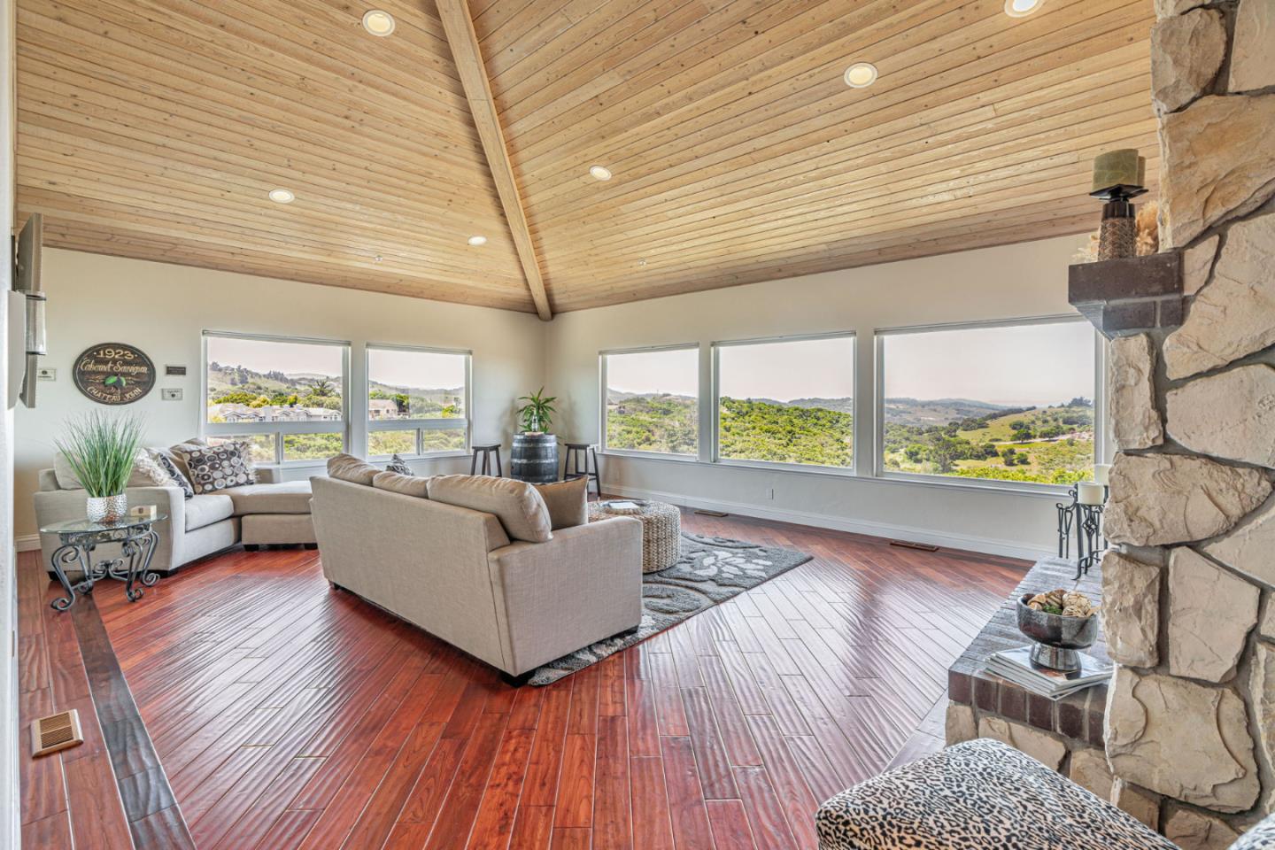 Detail Gallery Image 25 of 67 For 25061 Hidden Mesa Ct, Monterey,  CA 93940 - 4 Beds | 3/1 Baths
