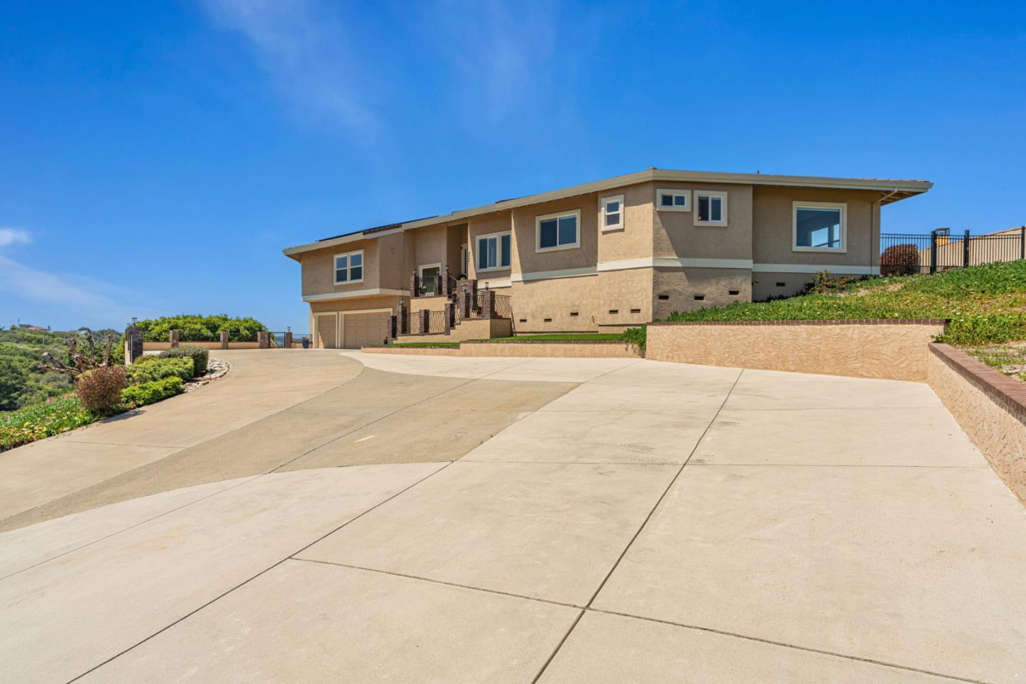 Detail Gallery Image 4 of 67 For 25061 Hidden Mesa Ct, Monterey,  CA 93940 - 4 Beds | 3/1 Baths