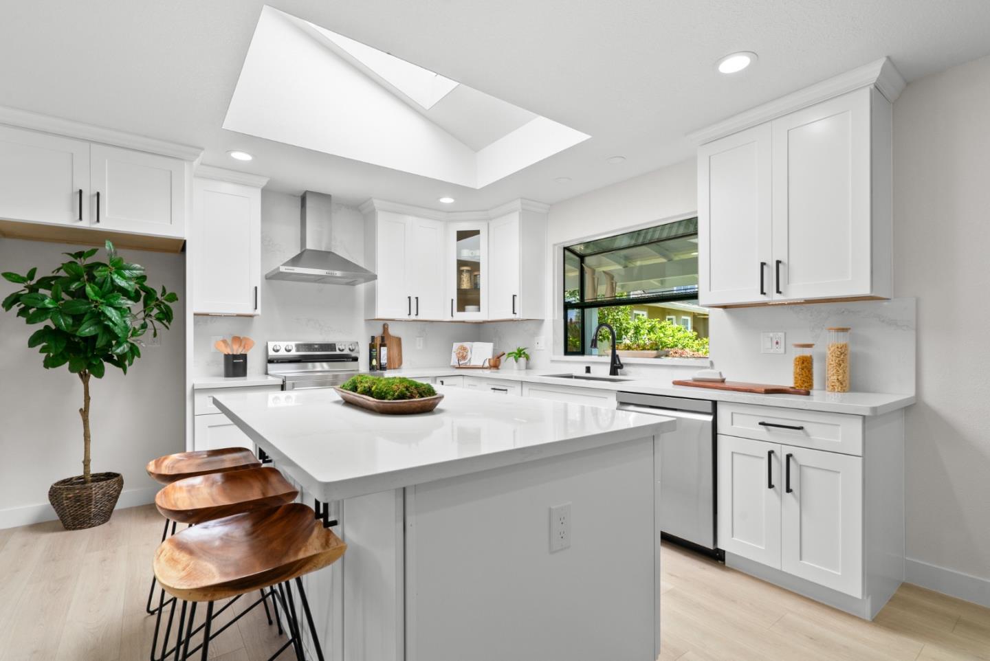 Detail Gallery Image 20 of 74 For 2325 Walden Sq, San Jose,  CA 95124 - 4 Beds | 3 Baths