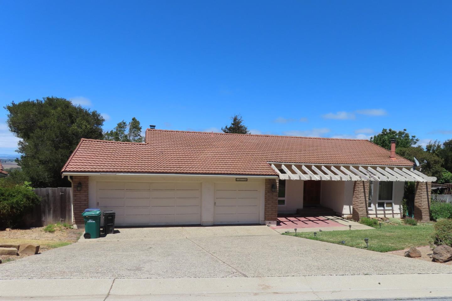 Detail Gallery Image 1 of 36 For 18725 Vasquez Ct, Salinas,  CA 93908 - 4 Beds | 2 Baths