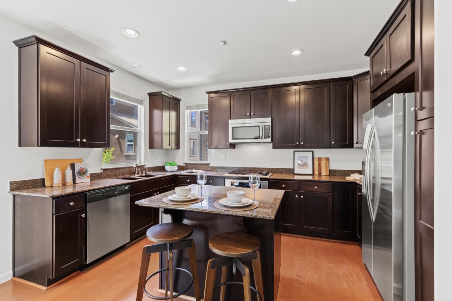 Detail Gallery Image 11 of 54 For 218 Peppermint Tree Ter #1,  Sunnyvale,  CA 94086 - 3 Beds | 2/2 Baths